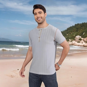 T-shirt Henley da uomo slim in maglia a nido d'ape grigia su una spiaggia in estate