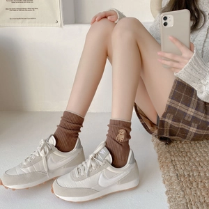 Chaussettes mi-hautes côtelées marron foncé avec broderie ours et baskets blanches