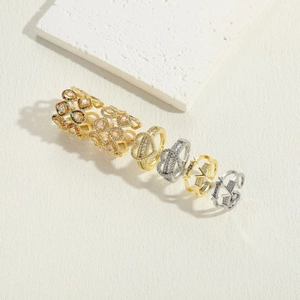 Bagues minimalistes en plaqué or 14K avec cœur et zircons sur fond blanc élégant