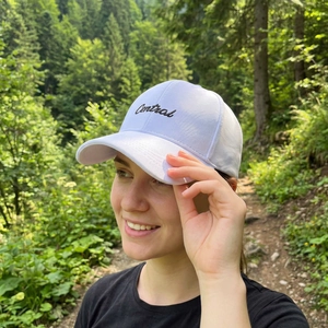 Casquette de baseball blanche en coton avec broderie noire Central en décor forestier