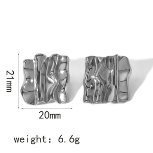 Boucles d'oreilles géométriques argentées pliées, hauteur 21 mm et largeur 20 mm