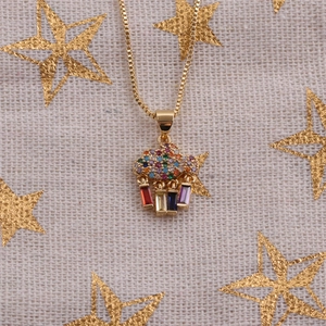 Goldene Wolken-Halskette mit bunten Zirkon-Quastenanhängern und glitzernden Strasssteinen