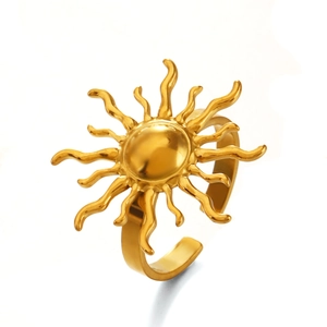 Polierter goldener Sonnenring aus Edelstahl mit Strahlenkranz auf weißem Hintergrund