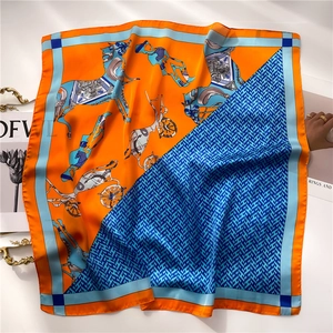 Pañuelo cuadrado de satén naranja y azul con estampado de carruaje vintage y geometría