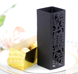 Detailaufnahme der lasergeschnittenen Happy Diwali Pralinenschachtel in Schwarz und Gold