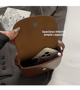 Detailansicht der braunen Vintage-Satteltasche mit Platz für Handy und Geldbörse
