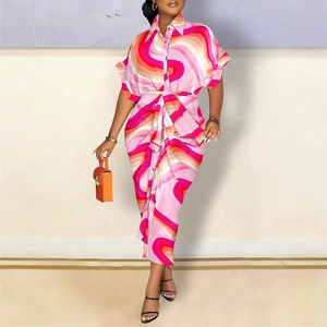 Robe chemise à manches courtes avec imprimé abstrait rose et orange et ceinture à nouer