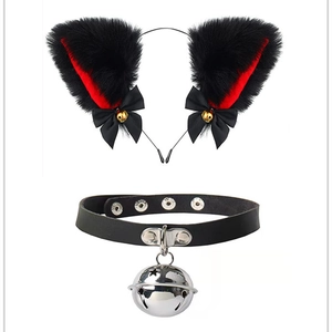 Gros plan d'un serre-tête oreilles de chat et d'un collier à clochette pour cosplay