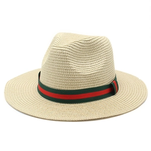 Détail du chapeau de paille Fedora avec ruban rayé rouge et vert classique en gros-plan