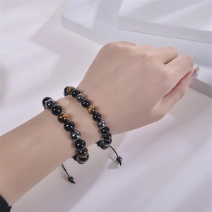 Ensemble de bracelets ajustables en onyx et oeil de tigre pour homme et femme sur mannequin