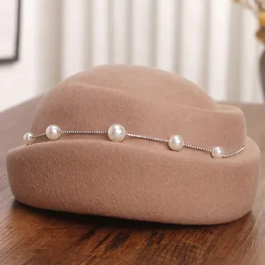 Chapeau bibi vintage en laine feutrée camel avec bordure en perles et strass