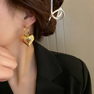 Herz Ohrhänger Mit Silberstecker Vergoldete Legierung Metall 3D Liebesform Minimalistischer Französischer Retro Schmuck Damen