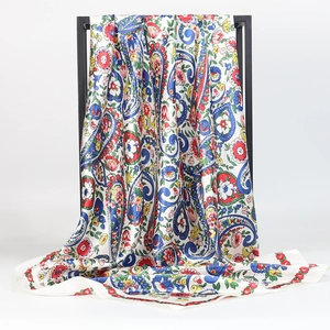 Vue de détail du foulard en soie satinée présentant un motif floral cachemire