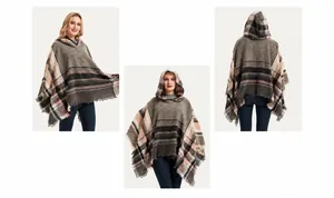 Detail van de geruite poncho met capuchon en franjes in grijs, roze en zwart design