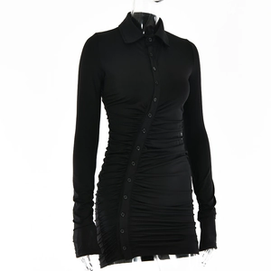 Détail de la robe noire à manches longues avec col à revers, boutons et plis à la taille