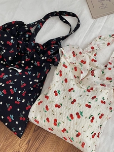Sac fourre-tout en mousseline à motif cerises et fleurs en bleu marine et crème sur bois