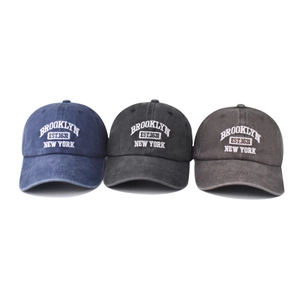 Casquettes Brooklyn délavées classiques en bleu, gris et marron avec broderie 3D blanche