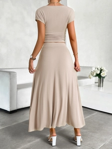 Detailansicht der Rückseite des beigen zweiteiligen Sets mit Crop-Top und langem Rock aus Stoff