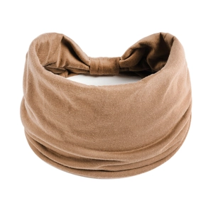 Dettaglio della fascia per capelli yoga marrone con texture plissettata e maglia elastica