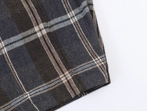 Detailaufnahme von dickem, anthrazit-beigem Karostoff für Herbst- und Winterhosen