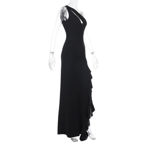 Détail de la robe noire asymétrique à volants latéraux avec drapé élégant