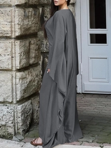 Robe longue élégante gris foncé à manches longues chauve-souris et tissu fluide de qualité