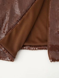 Vue macro détaillée de paillettes marron de haute qualité et doublure sur robe de soirée