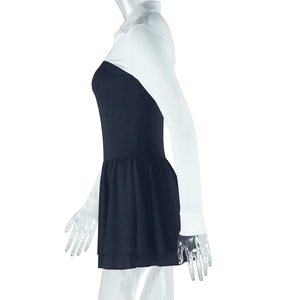 Détail de la robe contrastée noir et blanc à manches longues avec un col rabattu élégant
