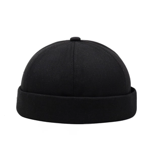 Bonnet docker noir classique en coton avec design minimaliste sans bord style rétro