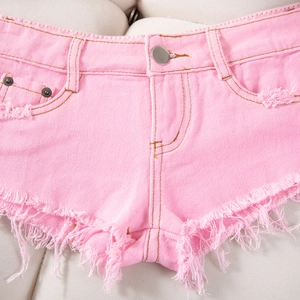 Detail von rosa Denim-Shorts mit ausgefranstem Saum, Metallknöpfen und Distressed-Textur