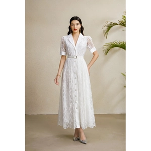 Robe longue en dentelle blanche avec manches lanternes, boutons et ceinture assortie