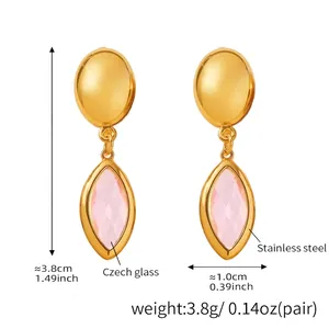 Détail de pendentif en verre tchèque marquise rose sur boucles d'oreilles en acier doré