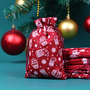 Detail der roten Leinen-Weihnachtstüte mit Schneeflocken und Handschuhmuster