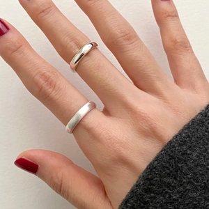 Minimalistisches S925 Sterlingsilber Ring-Set mit polierten und mattierten Oberflächen