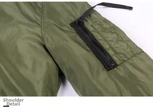 Détail de la manche d'un bomber vert armée avec une poche utilitaire zippée et cordon noir