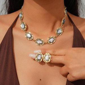 Retro Baroque Jewelry Set For Women Vintage Gold Alloy Resin Oval Pendant Necklace And Silver Earring Post Earrings