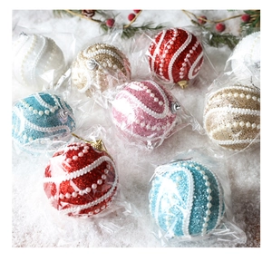 Boules de Noël pailletées de 8cm avec perles sur branches de sapin et fausse neige