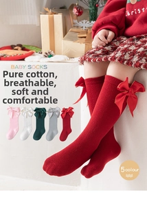 Gros plan de cinq paires de chaussettes hautes en coton peigné pour bébé avec nœud