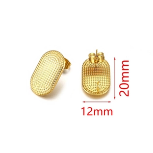 Λεπτομέρεια από χρυσά οβάλ σκουλαρίκια 20x12mm με ανάγλυφη επιφάνεια και διαστάσεις