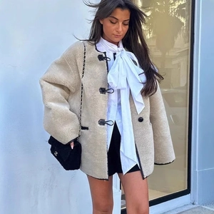 Veste sherpa beige pour femme avec bordures en cuir noir et boutons en corne
