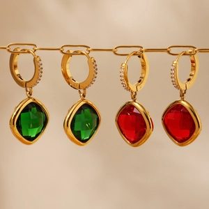 Élégantes boucles d'oreilles dorées avec pierres carrées en verre tchèque rouge et vert