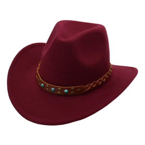 Détail d'un chapeau de cowboy en feutre bordeaux avec bande en cuir et perles turquoise