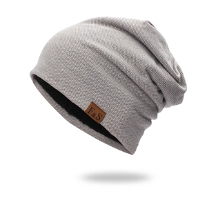 Berretto invernale grigio in maglia con fodera in pile nero e toppa in pelle marrone