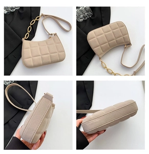 Detailansicht der beigen Stepptasche mit goldener Gliederkette und quadratischer Textur