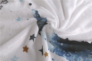Nahaufnahme der weichen Flanell-Babydecke mit goldenen und blauen Sternen und Textur