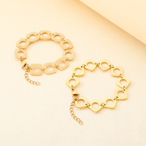 Détail des bracelets géométriques creux carrés en acier inoxydable plaqué or 18 carats