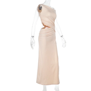 Détail de la robe moulante rose avec découpe à la taille et tissu à pois texturé