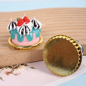 Handgemaakte mini slagroomtaart hanger met rode aardbeien op gouden basis