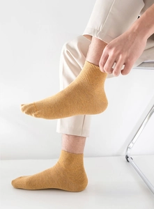 Nahaufnahme von gerippten ingwergelben Baumwollsocken mit ergonomischem 3D-Fersendesign
