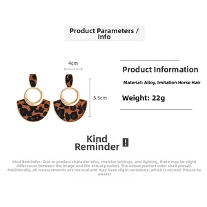Vue détaillée des boucles d'oreilles léopard avec dimensions de 4cm de large et 5,5cm de haut